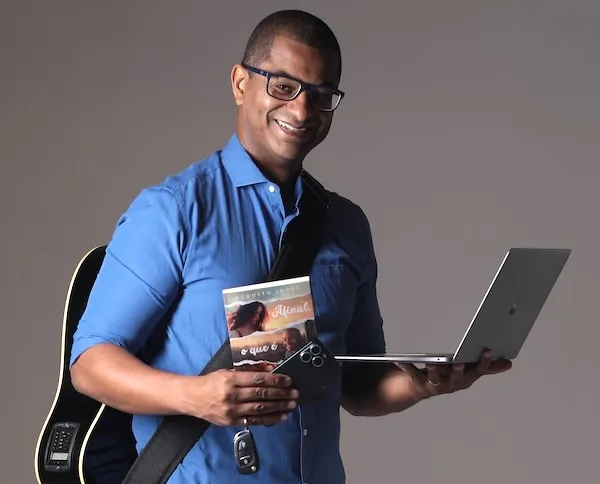 Augusto Jorge em um café